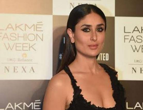 LFW: ब्लैक एंड वाइट ड्रेस में रैंप पर दिखा करीना का स्टाइलिश लुक