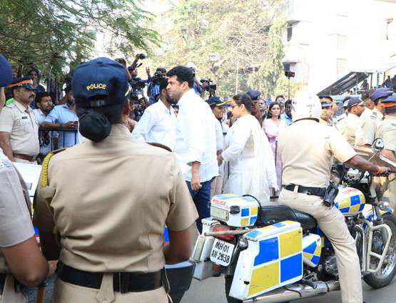 PHOTOS: अंबानी-शाहरुख सहित ये पहुंचे श्रीदेवी को अं‍तिम विदाई देने