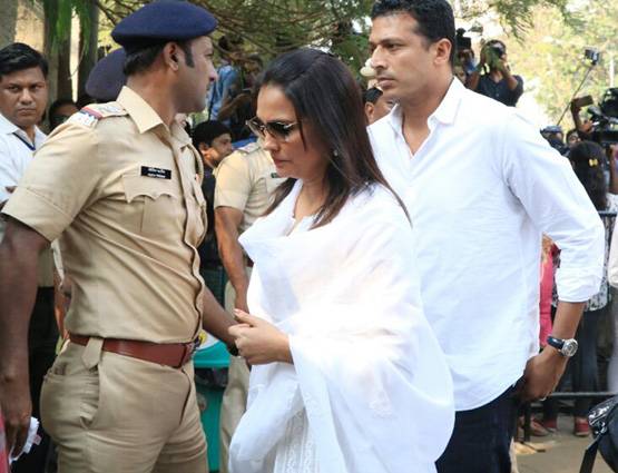 PHOTOS: अंबानी-शाहरुख सहित ये पहुंचे श्रीदेवी को अं‍तिम विदाई देने