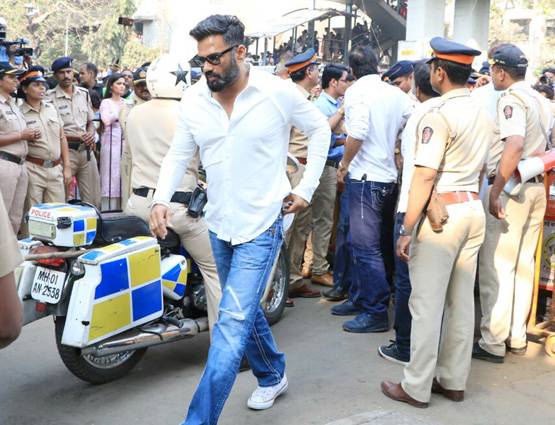 PHOTOS: अंबानी-शाहरुख सहित ये पहुंचे श्रीदेवी को अं‍तिम विदाई देने