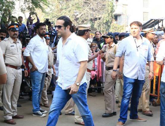 PHOTOS: अंबानी-शाहरुख सहित ये पहुंचे श्रीदेवी को अं‍तिम विदाई देने