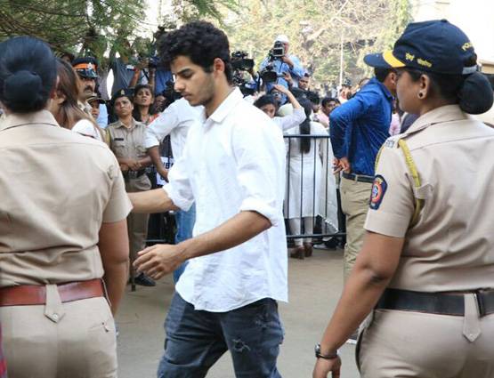 PHOTOS: अंबानी-शाहरुख सहित ये पहुंचे श्रीदेवी को अं‍तिम विदाई देने