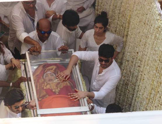 PHOTOS: अंबानी-शाहरुख सहित ये पहुंचे श्रीदेवी को अं‍तिम विदाई देने