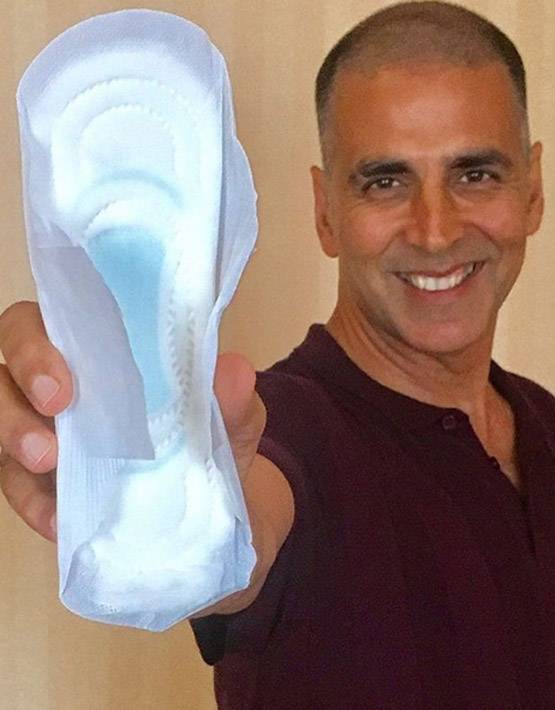 पैडमैन: जब दो कलाकारों ने सैनिटरी नैपकीन पकड़ने से कर दिया था मना