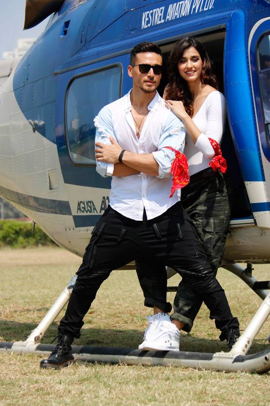 बागी 2 का पोस्टर रिलीज, ट्रेलर के लिए हेलीकॉप्टर से आएंगे सितारे