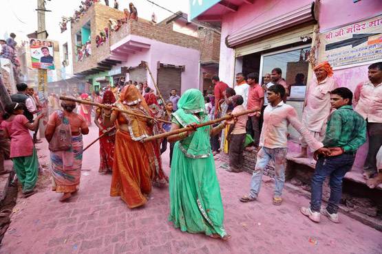 जानिए, बरसाना में क्यों और कैसे खेलते हैं लट्ठमार होली