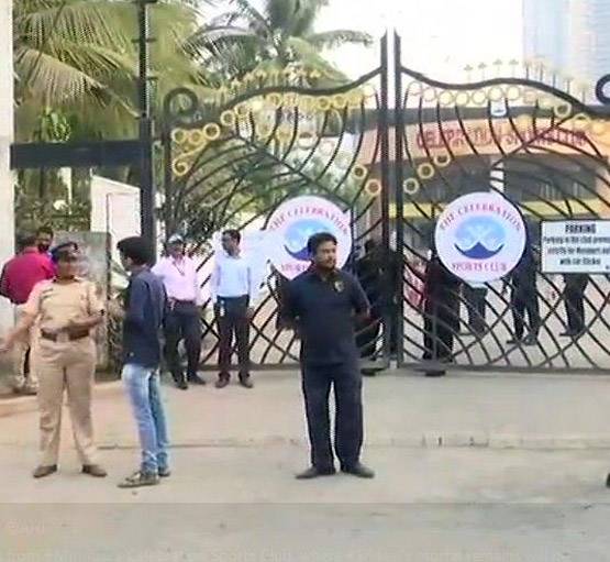 सफेद फूलों से सजे ट्रक में श्रीदेवी की अंतिम यात्रा, शाहरुख भी पहुंचे