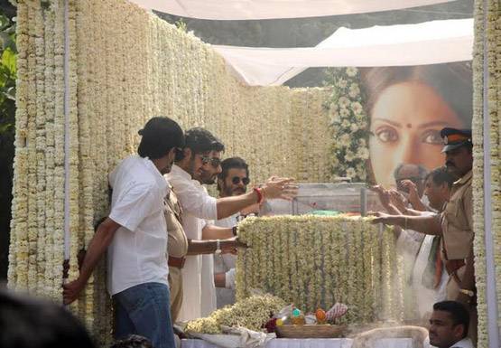 PHOTOS: ट्रक में श्रीदेवी के पार्थिव शरीर के पास खड़े दिखे अर्जुन कपूर