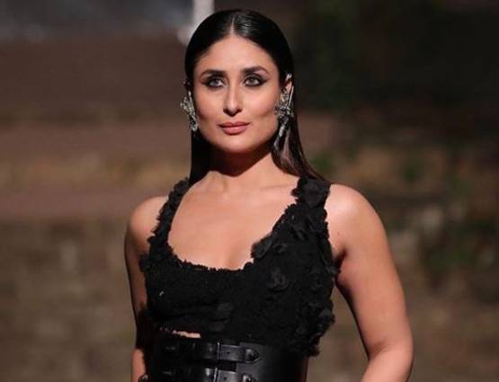 LFW: ब्लैक एंड वाइट ड्रेस में रैंप पर दिखा करीना का स्टाइलिश लुक