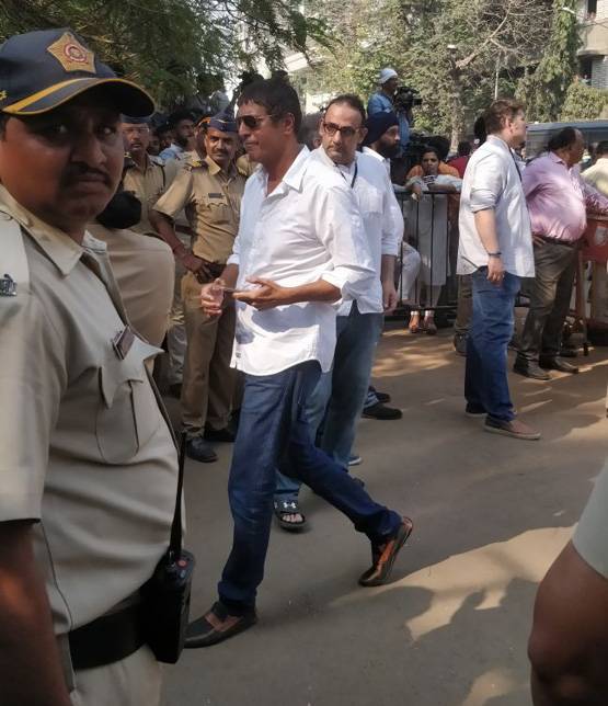 PHOTOS: अंबानी-शाहरुख सहित ये पहुंचे श्रीदेवी को अं‍तिम विदाई देने