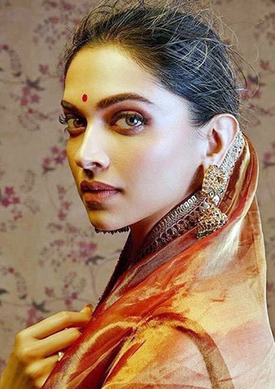 'ट्रेडिशनल' दीपिका का रॉयल अंदाज, पद्मावत लुक को छोड़ा पीछे