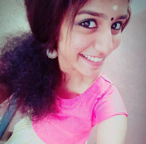 फेमस हुई लड़की कॉलेज में लड़कों को नहीं मार सकती आंख, ये है वजह