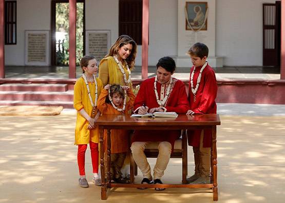 PICS:  कुर्ता-पायजामा में नजर आए कनाडाई PM, दिखा देसी अंदाज