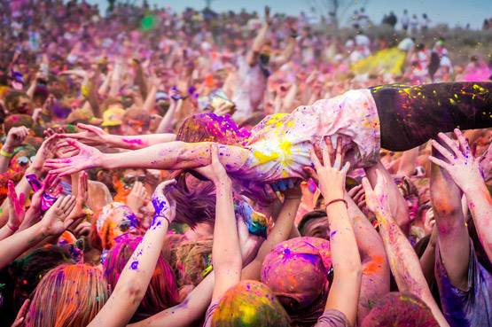 भारत नहीं यहां मनाई जाती है दुनिया की सबसे बड़ी होली!