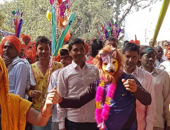 होली में यहां मर्दों की लाठियों से होती है पिटाई, देखें PHOTOS