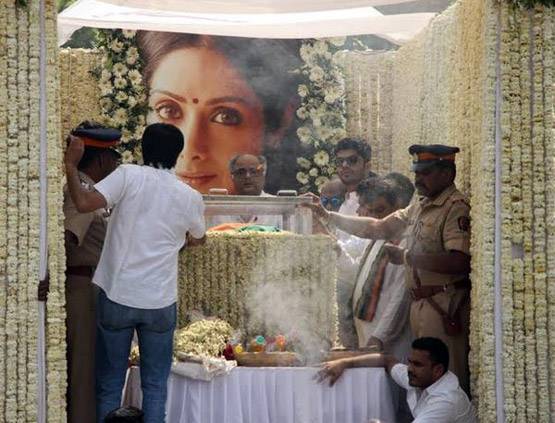 PHOTOS: ट्रक में श्रीदेवी के पार्थिव शरीर के पास खड़े दिखे अर्जुन कपूर