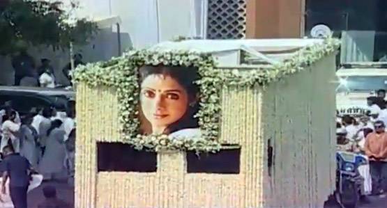 PHOTOS: अंबानी-शाहरुख सहित ये पहुंचे श्रीदेवी को अं‍तिम विदाई देने