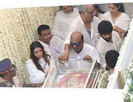 श्‍मशान तक 'मॉम' श्रीदेवी के सिरहाने ऐसे खड़ी रहीं खुशी-जाह्नवी