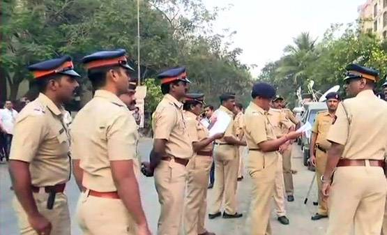 PHOTOS: श्रीदेवी के पसंदीदा सफेद फूल लेकर लाइन में खड़े हैं फैन्स