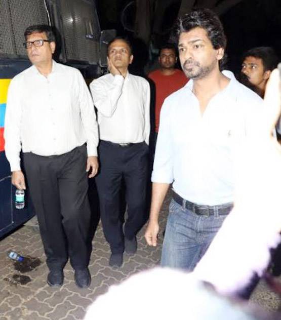 PHOTOS: श्रीदेवी के पसंदीदा सफेद फूल लेकर लाइन में खड़े हैं फैन्स