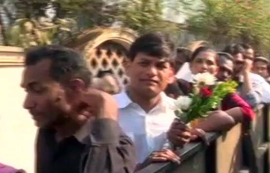 PHOTOS: श्रीदेवी के पसंदीदा सफेद फूल लेकर लाइन में खड़े हैं फैन्स