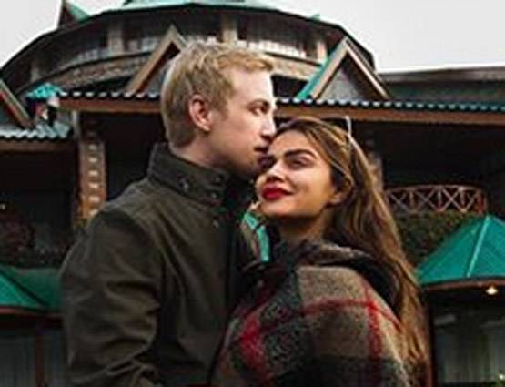 'नागिन' एक्ट्रेस की रोमांटिक फोटो वायरल, पति को Kiss करती दिखीं