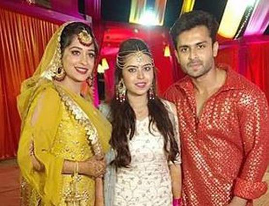 'सिमर' के हाथों में रची मेहंदी, शोएब ने शादी से पहले किया प्रपोज