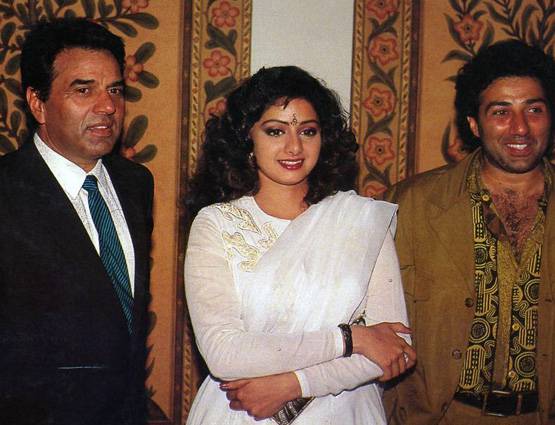 श्रीदेवी समेत इन 5 हीरोइनों ने पिता-पुत्र संग पर्दे पर किया रोमांस!