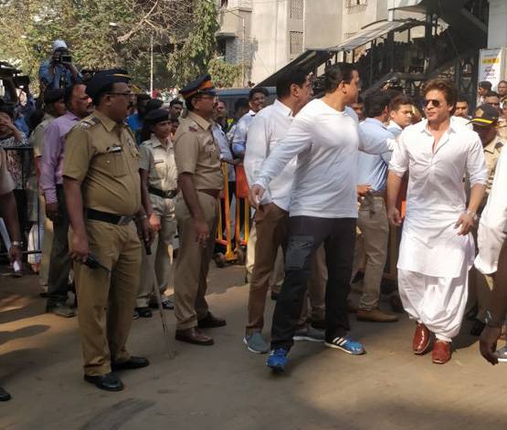 PHOTOS: अंबानी-शाहरुख सहित ये पहुंचे श्रीदेवी को अं‍तिम विदाई देने