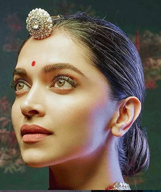 'ट्रेडिशनल' दीपिका का रॉयल अंदाज, पद्मावत लुक को छोड़ा पीछे