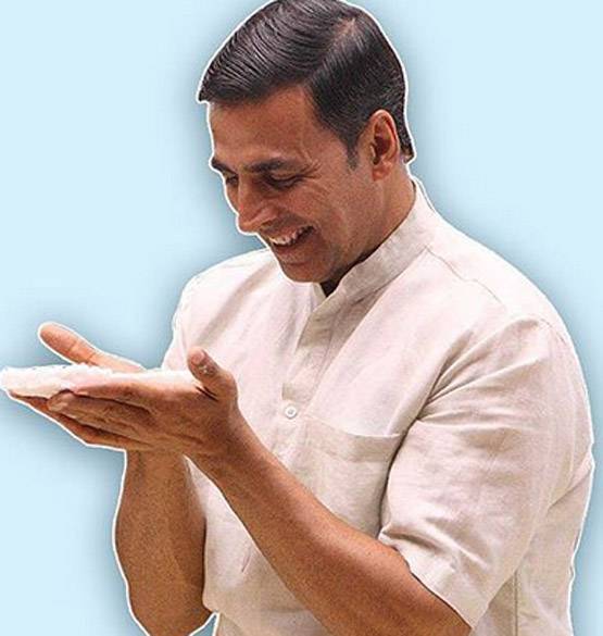 पैडमैन: जब दो कलाकारों ने सैनिटरी नैपकीन पकड़ने से कर दिया था मना