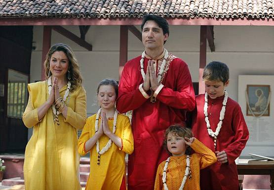 PICS:  कुर्ता-पायजामा में नजर आए कनाडाई PM, दिखा देसी अंदाज