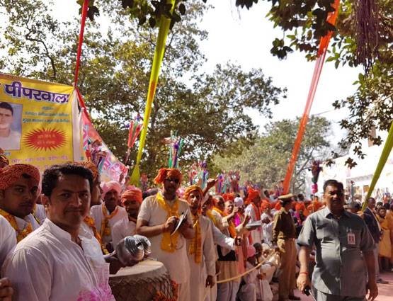 होली में यहां मर्दों की लाठियों से होती है पिटाई, देखें PHOTOS