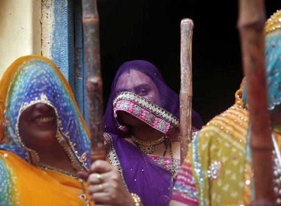 जानिए, बरसाना में क्यों और कैसे खेलते हैं लट्ठमार होली