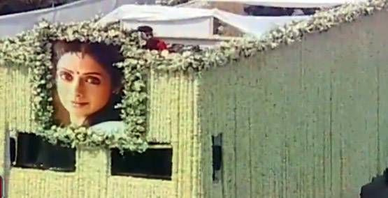 PHOTOS: ट्रक में श्रीदेवी के पार्थिव शरीर के पास खड़े दिखे अर्जुन कपूर