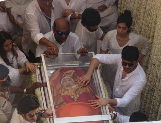 श्‍मशान तक 'मॉम' श्रीदेवी के सिरहाने ऐसे खड़ी रहीं खुशी-जाह्नवी