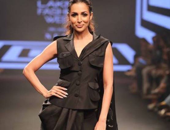 LFW: ब्लैक एंड वाइट ड्रेस में रैंप पर दिखा करीना का स्टाइलिश लुक