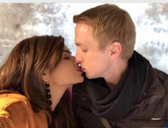 'नागिन' एक्ट्रेस की रोमांटिक फोटो वायरल, पति को Kiss करती दिखीं