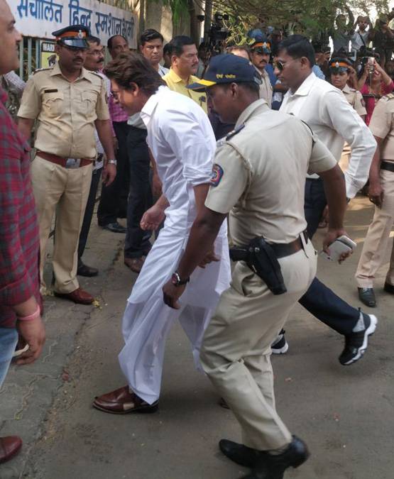 PHOTOS: अंबानी-शाहरुख सहित ये पहुंचे श्रीदेवी को अं‍तिम विदाई देने