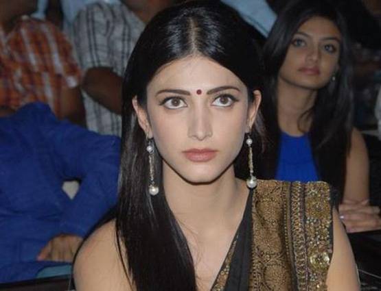 फिल्मों में आने से पहले ऐसी दिखती थीं श्रुति, सर्जरी से बदला चेहरा?