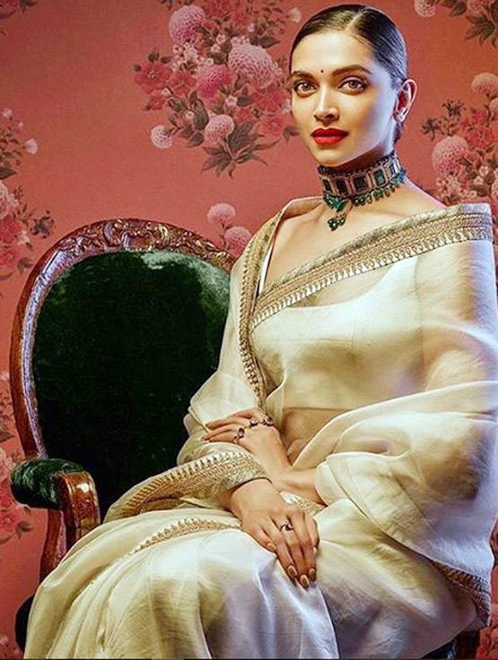 'ट्रेडिशनल' दीपिका का रॉयल अंदाज, पद्मावत लुक को छोड़ा पीछे