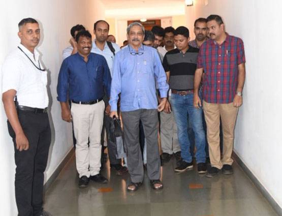 बीजेपी CM के लिए चर्च में प्रार्थना, हाथ जोड़कर मांगी सलामती की दुआ