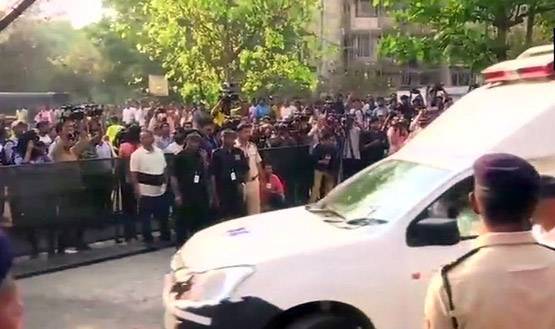 सफेद फूलों से सजे ट्रक में श्रीदेवी की अंतिम यात्रा, शाहरुख भी पहुंचे