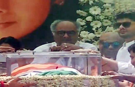 PHOTOS: अंबानी-शाहरुख सहित ये पहुंचे श्रीदेवी को अं‍तिम विदाई देने