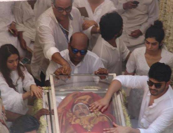 श्‍मशान तक 'मॉम' श्रीदेवी के सिरहाने ऐसे खड़ी रहीं खुशी-जाह्नवी