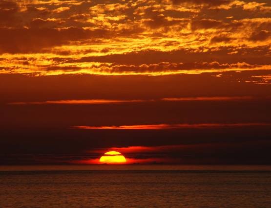 सूर्यास्त के बाद भूलकर भी ना करें ये 8 काम, होता है अशुभ!