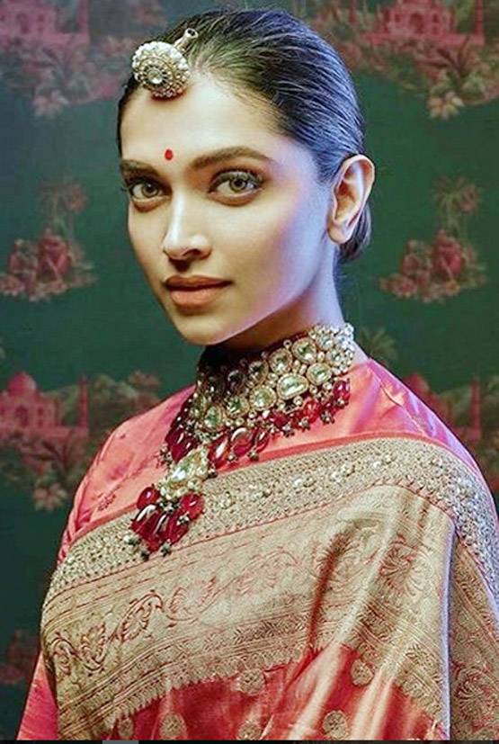 'ट्रेडिशनल' दीपिका का रॉयल अंदाज, पद्मावत लुक को छोड़ा पीछे