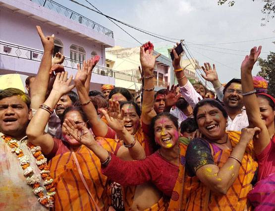 होली में यहां मर्दों की लाठियों से होती है पिटाई, देखें PHOTOS