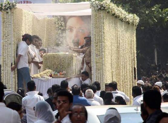 श्‍मशान तक 'मॉम' श्रीदेवी के सिरहाने ऐसे खड़ी रहीं खुशी-जाह्नवी