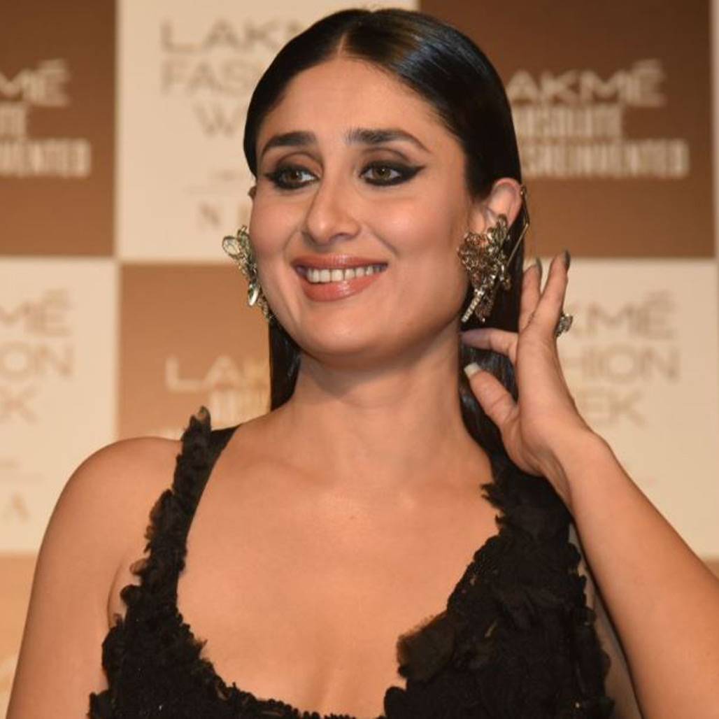 LFW: ब्लैक एंड वाइट ड्रेस में रैंप पर दिखा करीना का स्टाइलिश लुक